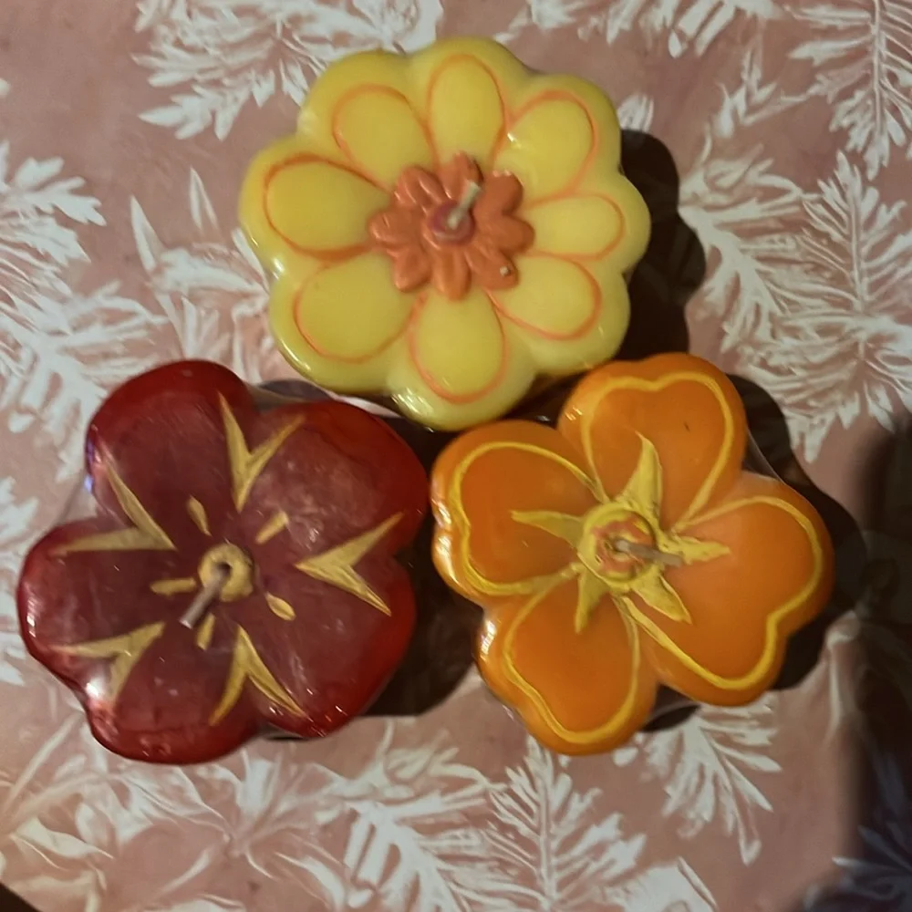 NIB bundle of 12 floating & potpourri candles